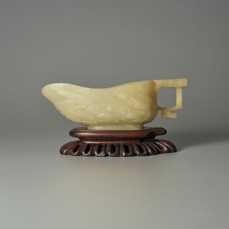 （或）十七/十八世紀 青白玉螭龍紋圈足匜 及座 | A PALE GREEN JADE 'CHI-DRAGON' POURING VESSEL, YI