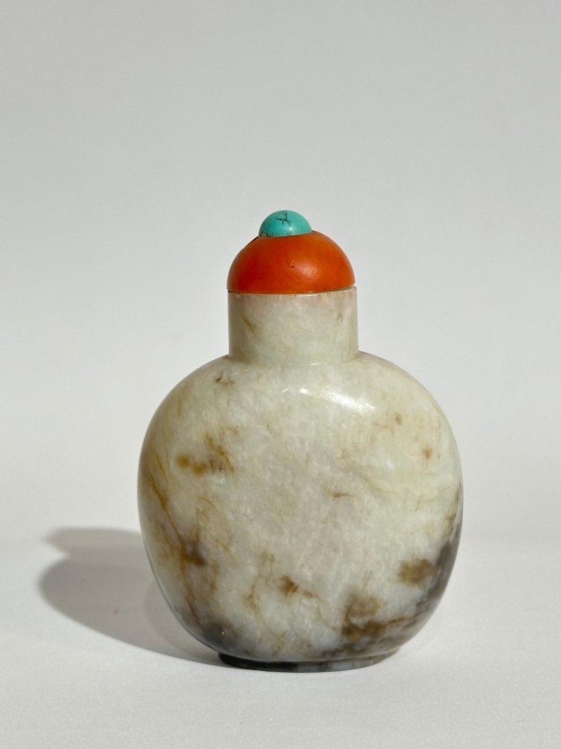 十八/十九世紀 墨玉、灰墨玉光素鼻煙壺二件 | A MOTTLED BLACK JADE AND A GREY AND BLACK JADE SNUFF BOTTLE - 图9