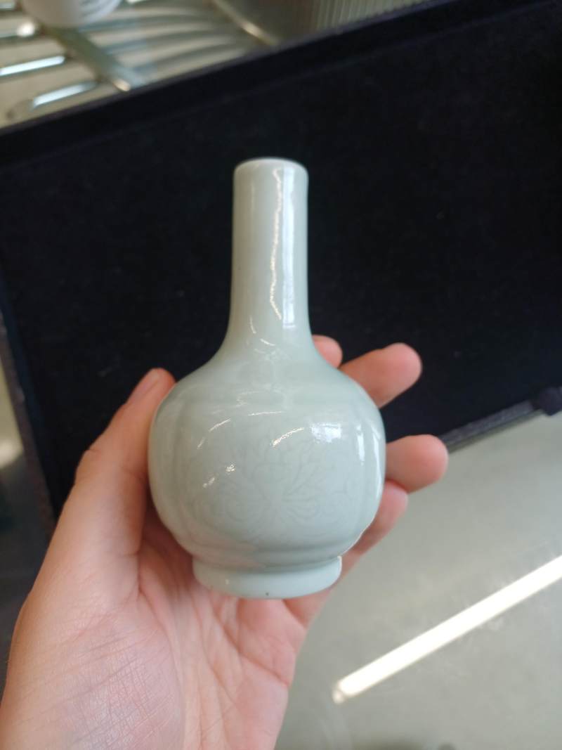 清 白釉暗刻纏枝花卉紋瓶 《大清乾隆年製》款 | A small Chinese monochrome white-glazed incised vase, Qing dynasty - 图5