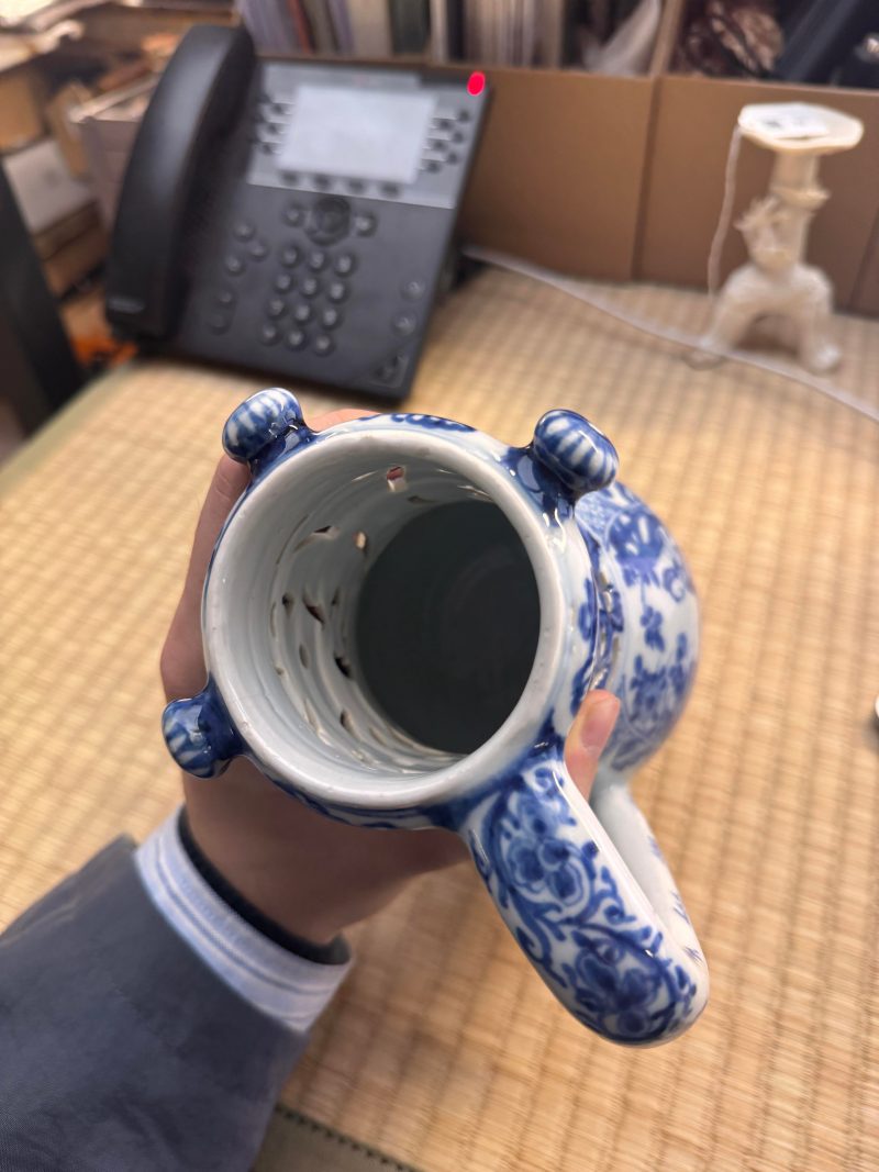 清康熙 青花庭院仕女圖執壺 | Santos Collection | A rare Chinese export blue and white 'puzzle' jug, Qing dynasty, Kangxi period - 图23