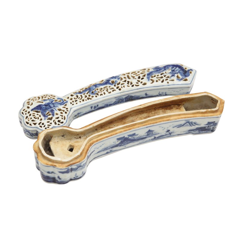 清十八至十九世紀 青花如意形蓋爐 《大清乾隆年製》款 | A Chinese blue and white sceptre-shaped censer and cover, Qing dynasty, 18th-19th century - 图7