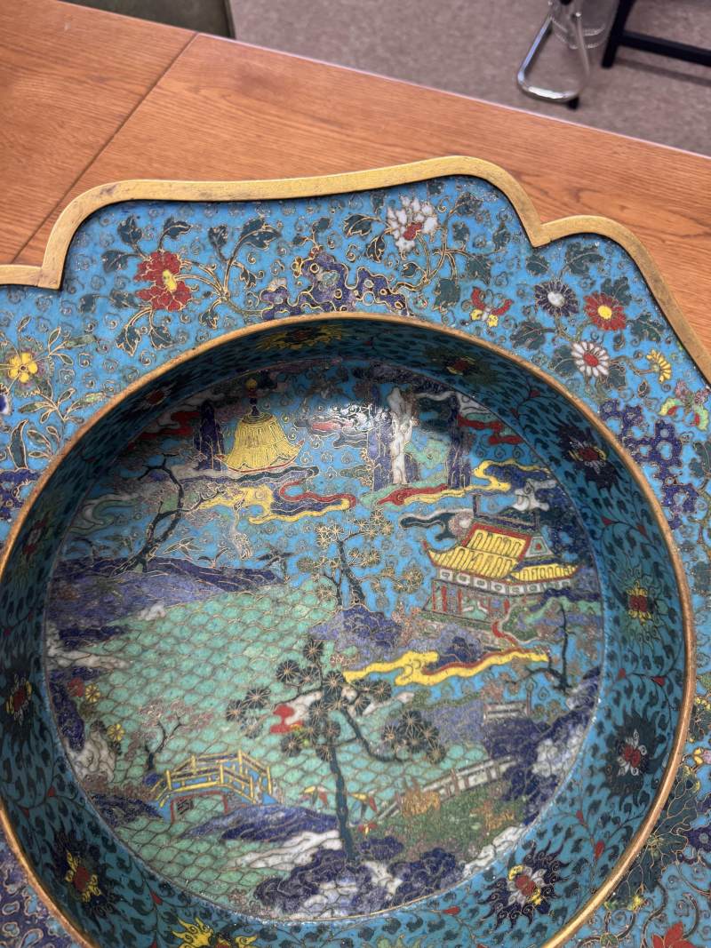 清十七/十八世紀 掐絲琺瑯銅胎鎏金亭台樓閣圖折沿葵口盆 | A fine Chinese cloisonné enamel and gilt-bronze 'pavilion' basin, Qing dynasty, 17th/18th century - 图27