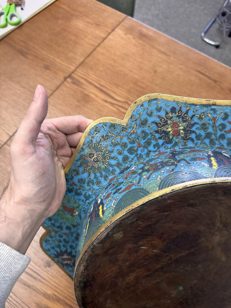 清十七/十八世紀 掐絲琺瑯銅胎鎏金亭台樓閣圖折沿葵口盆 | A fine Chinese cloisonné enamel and gilt-bronze 'pavilion' basin, Qing dynasty, 17th/18th century - 图8