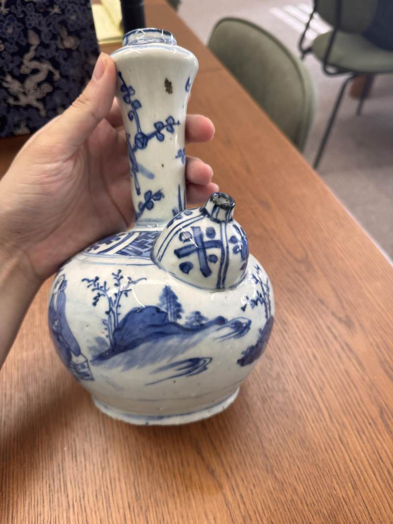 明崇禎/過渡期 青花人物故事圖軍持 | Santos Collection | A Chinese blue and white 'figural' kendi, Transitional period, Chongzhen period - 图4