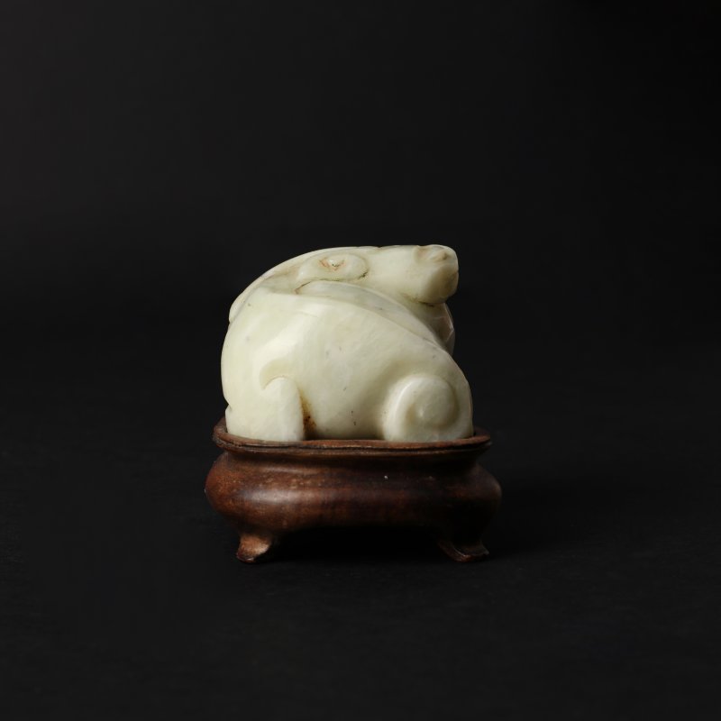 晚清 玉雕瑞獅擺件 | A Chinese jade carving of a lion, late Qing dynasty - 图5