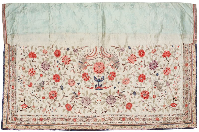 清十九世紀 刺繡花鳥圖掛屏 | A large Chinese embroidered 'birds and flowers' silk panel, Qing dynasty, 19th century