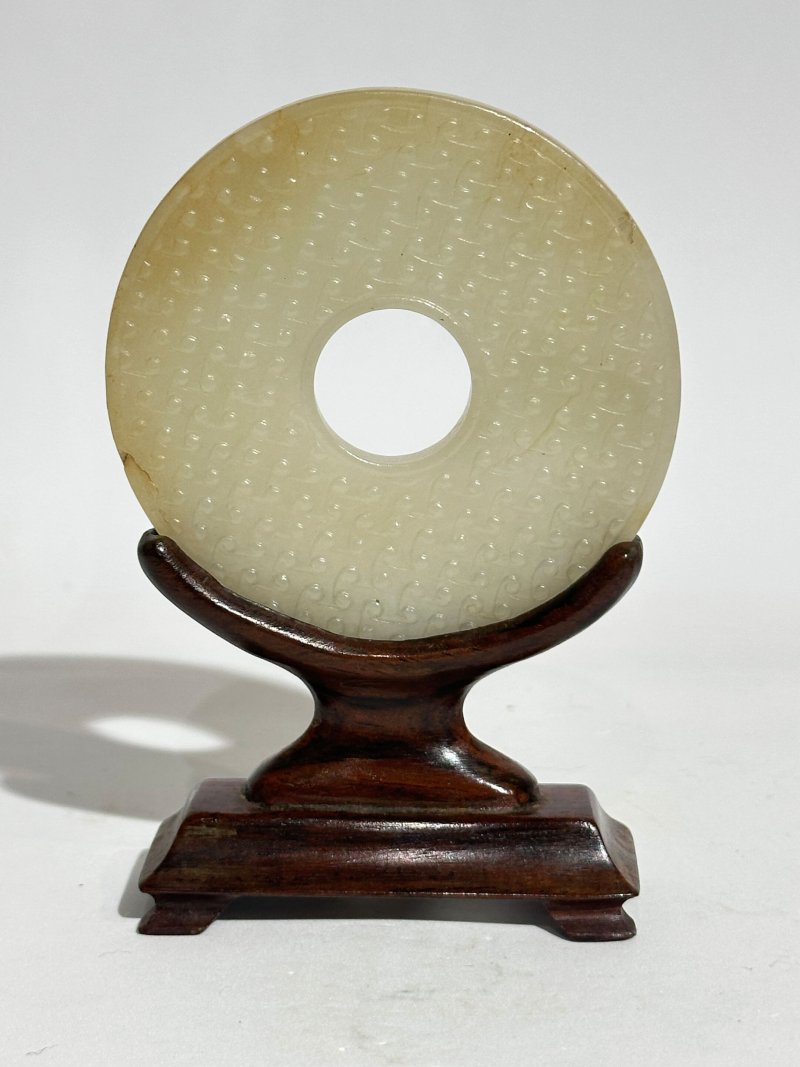 清 白玉微沁勾連雲紋璧 及座 | A WHITE JADE DISC, BI - 图4