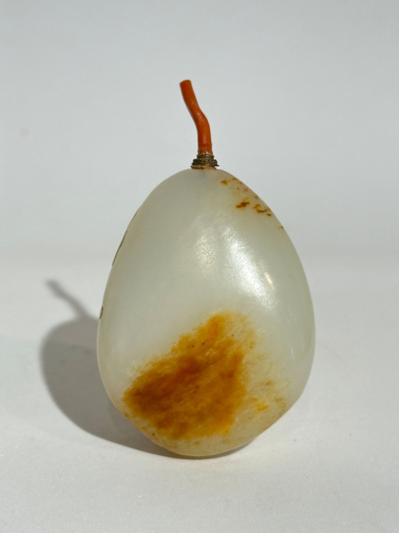 十九/二十世紀 白玉褐沁隨形祥雲蝠紋鼻煙壺、珊瑚蓋 | A WHITE AND RUSSET JADE PEBBLE-SHAPED SNUFF BOTTLE - 图8