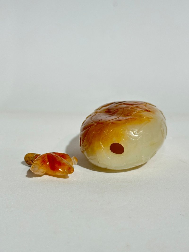 清十九世紀 白玉巧雕⌈瓜瓞⌋鼻煙壺 | A WHITE AND RUSSET JADE 'MELON' SNUFF BOTTLE - 图4