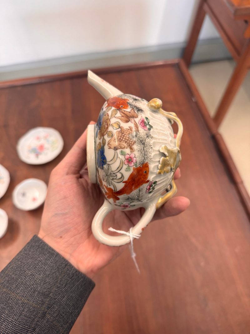 清雍正 粉彩魚藻紋蓋壼 | Santos Collection | A Chinese export famille-rose 'fish pond' teapot, Qing dynasty, Yongzheng period - 图10