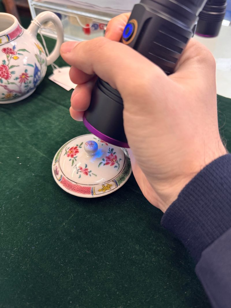 清乾隆 粉彩花卉紋蓋壼 | Santos Collection | A Chinese famille-rose 'floral' teapot, Qing dynasty, Qianlong period - 图7