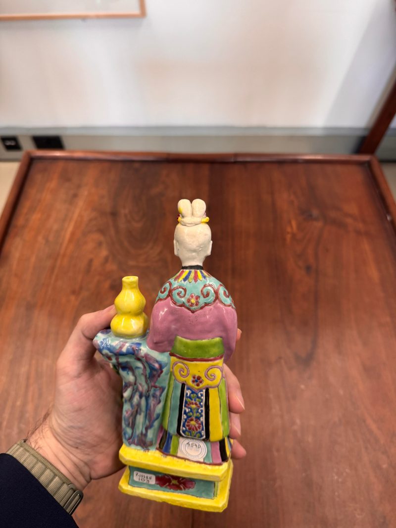 清乾隆 粉彩仕女與童子像 | Santos Collection | A Chinese export famille-rose figure of a lady and boy, Qing dynasty, Qianlong period - 图16