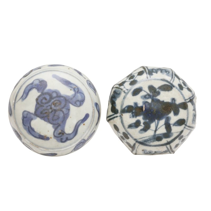 明 青花蓋盒及小罐一組三件 | Two Chinese blue and white boxes and covers and a small jar, Ming dynasty - 图5
