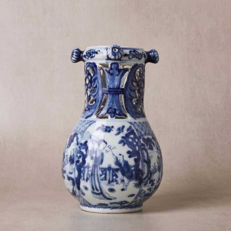 清康熙 青花庭院仕女圖執壺 | Santos Collection | A rare Chinese export blue and white 'puzzle' jug, Qing dynasty, Kangxi period - 图2