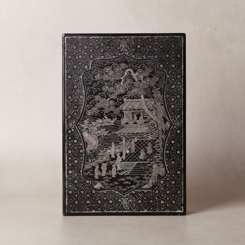 十七至十八世紀 黑漆嵌螺鈿山水人物圖蓋盒 | A Chinese lac burgauté box and cover, 17th-18th century
