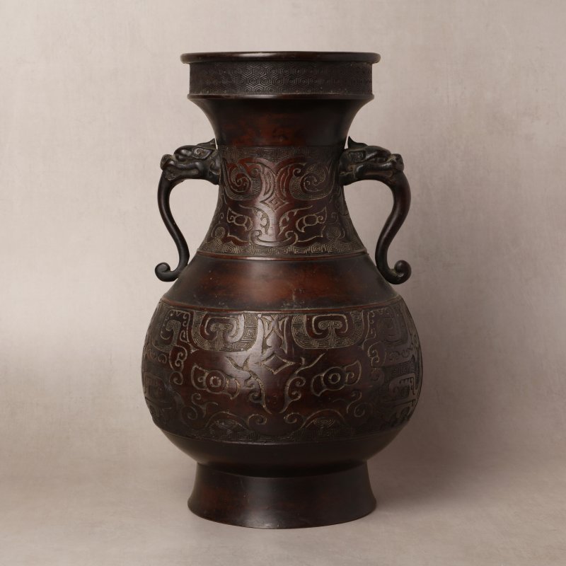 清十八/十九世紀 仿古青銅饕餮紋貫耳壺 | A Chinese archaistic bronze 'taotie' vase, hu, Qing dynasty, 18th/19th century