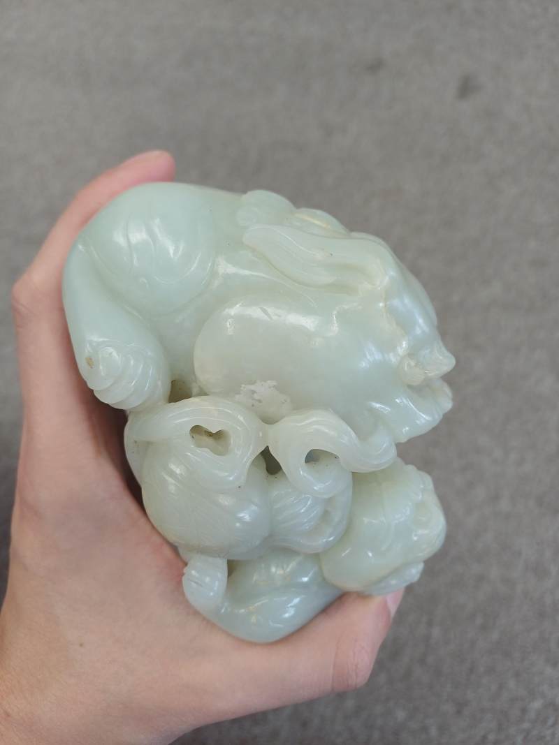 清十九世紀 青白玉太獅少獅擺件 | A large Chinese pale-celadon jade 'Buddhist lions' carving, Qing dynasty, 19th century - 图3