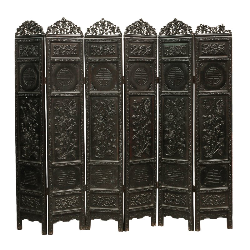 十九/二十世紀 紅木雕花卉紋屏風 | A large Chinese carved hongmu 'floral' eight-panel folding screen, 19th/20th century - 图2
