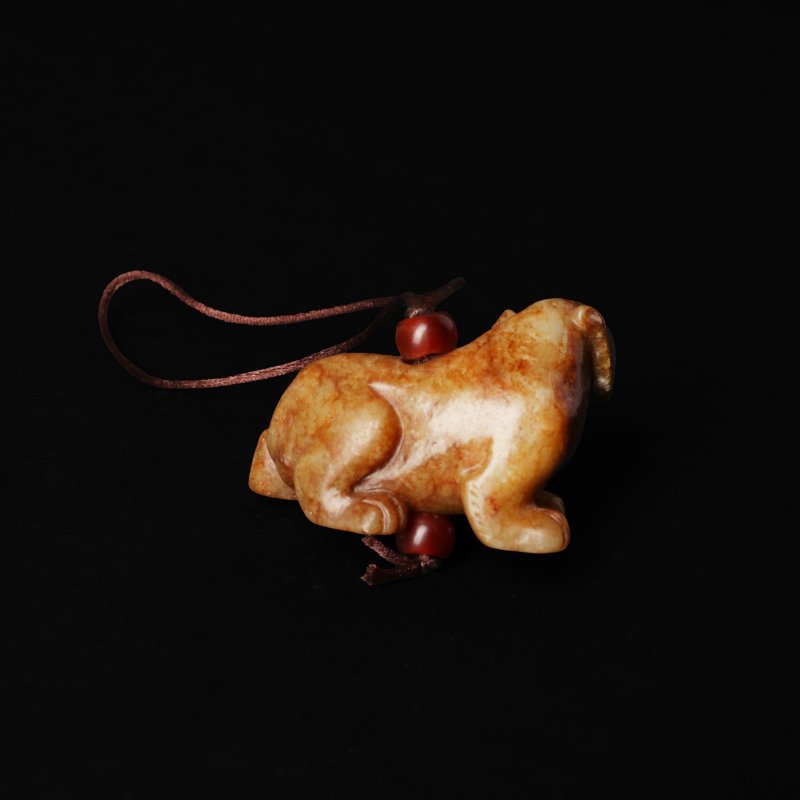 晚清 褐斑青玉臥熊擺件 | A Chinese mottled grey and russet jade carving of a bear, late Qing dynasty - 图2
