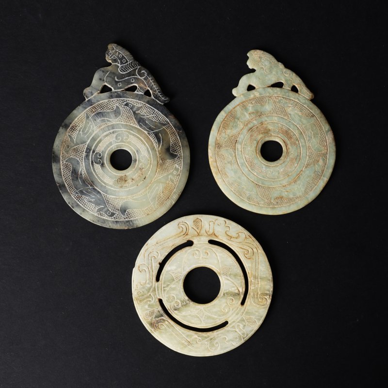 二十世紀 仿古玉璧一組三件 | Three Chinese archaistic jade 'bi' discs, 20th century - 图2