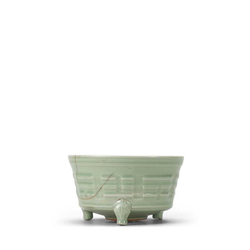南宋/元 龍泉窯青釉八卦紋三足奩式爐 | A LONGQUAN CELADON-GLAZED TRIPOD INCENSE BURNER - 图4