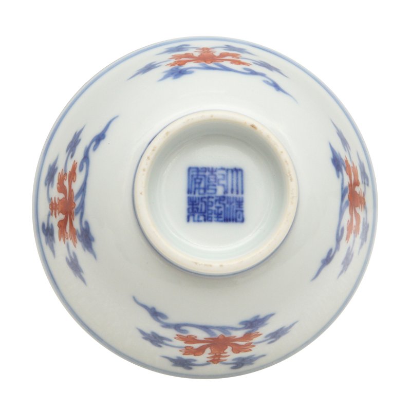 十九/二十世紀 青花礬紅折枝番蓮紋盃 《大清乾隆年製》款 | A Chinese blue and white and copper-red 'Indian lotus' cup, 19th/20th century - 图5