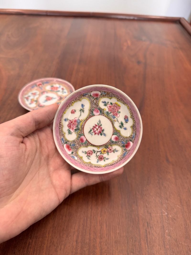 清雍正 外銷花卉紋薄胎盃及小盤兩對 | A pair of Chinese 'eggshell' famille-rose ‘floral’ cups and saucers, Qing dynasty, Yongzheng period - 图7