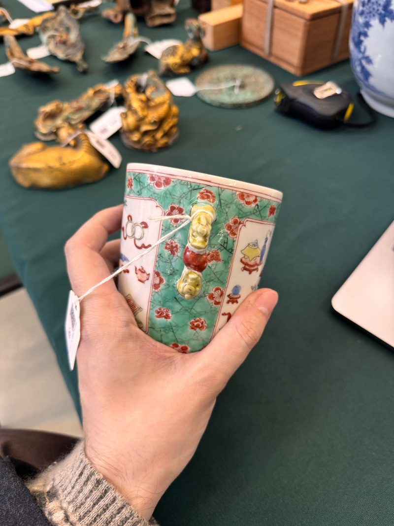 清康熙 五彩博古圖蓋罐 | A Chinese famille-verte twin-handled 'hundred antiques' pot and cover, Qing Dynasty, Kangxi period - 图20