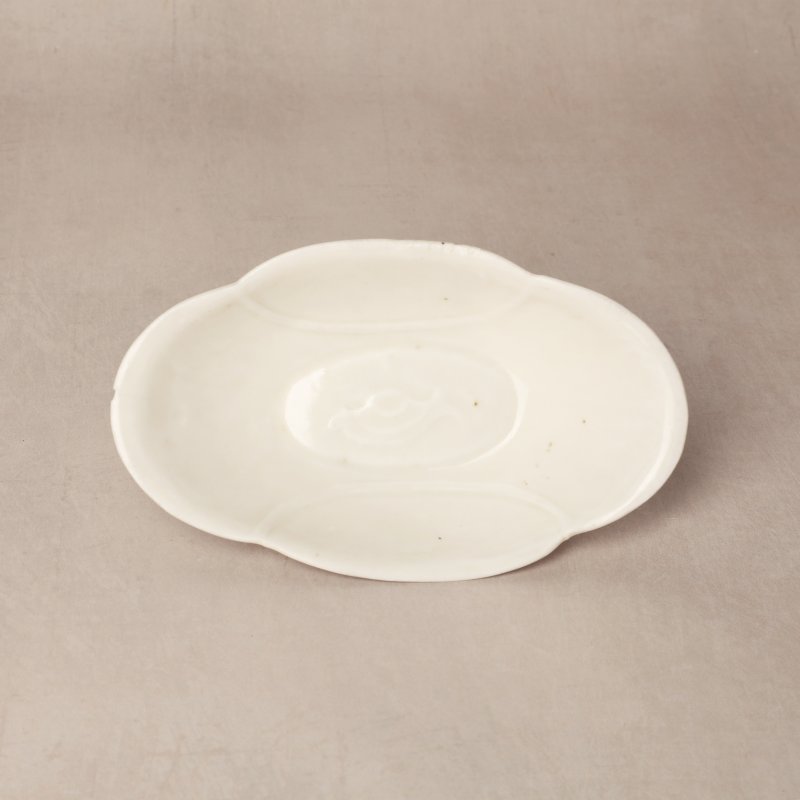 唐至宋 定窯白釉海棠式游魚紋盌 | A rare Chinese Ding quatrefoil 'fish' bowl, Tang-Song dynasty