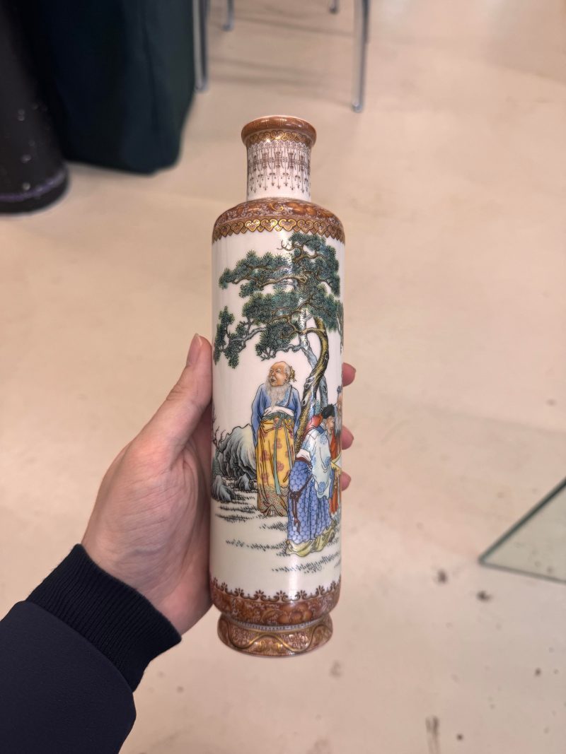 民國 粉彩松下雅聚圖筒式瓶 《懷仁堂製》款 | A fine Chinese famille-rose 'scholars' cylindrical vase, Republic period, Juren tang zhi mark - 图11