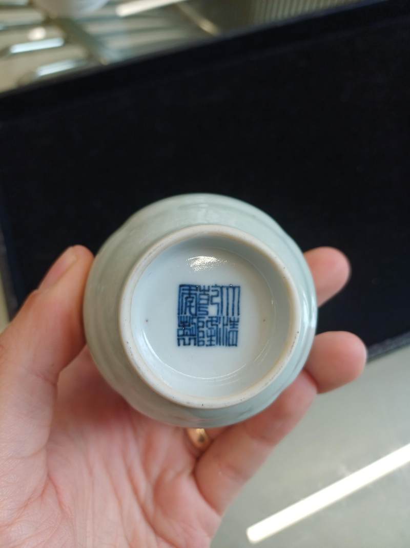 清 白釉暗刻纏枝花卉紋瓶 《大清乾隆年製》款 | A small Chinese monochrome white-glazed incised vase, Qing dynasty - 图6