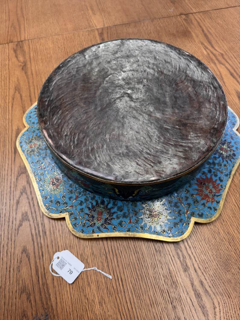 清十七/十八世紀 掐絲琺瑯銅胎鎏金亭台樓閣圖折沿葵口盆 | A fine Chinese cloisonné enamel and gilt-bronze 'pavilion' basin, Qing dynasty, 17th/18th century - 图18