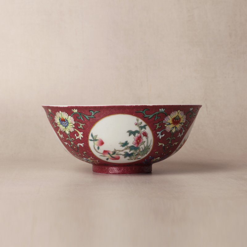 清道光 胭脂紅地軋道開光粉彩花卉紋盌 《大清道光年製》款 | Santos Collection | A fine Chinese ruby-ground sgraffiato 'medallion' bowl, Qing dynasty, Daoguang mark and period - 图1