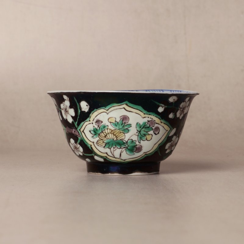 清康熙 墨地五彩花卉紋盃 | Santos Collection | A Chinese famille-noire 'blossoms' cup, Qing dynasty, Kangxi period - 图1