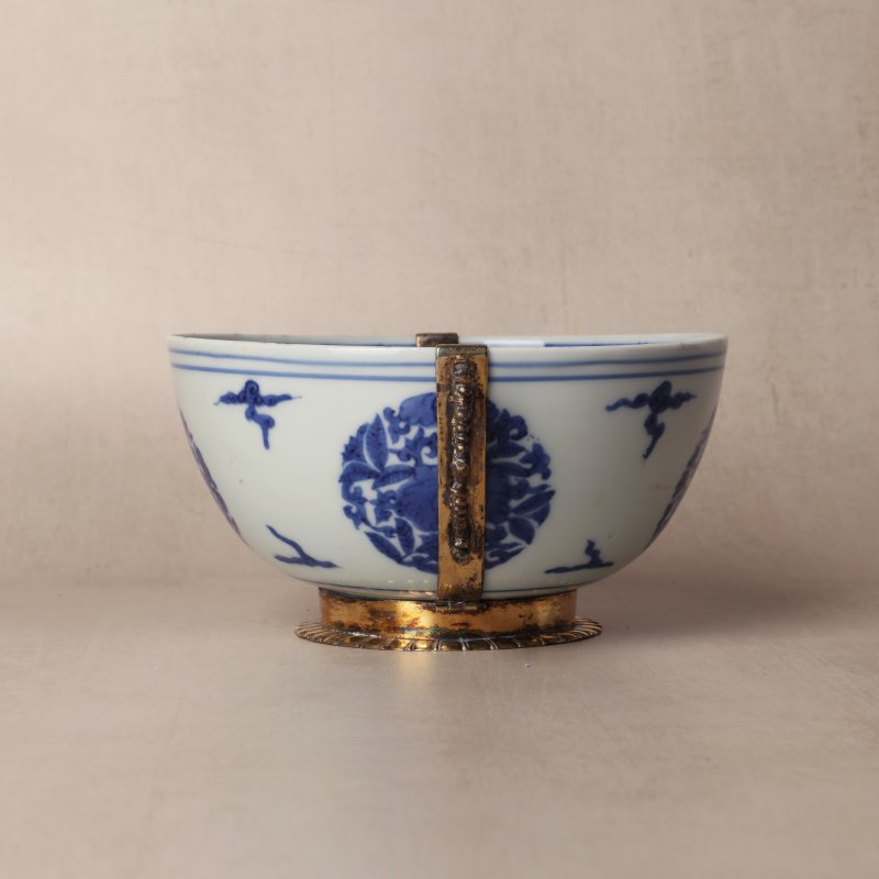 明嘉靖 青花包銀鎏金口沿盌 《長命富貴》款 | Santos Collection | A fine Chinese silver-gilt-mounted blue and white bowl, Ming dynasty, Jiajing period - 图19