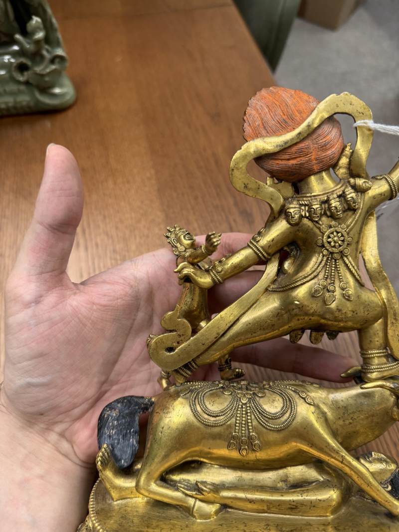 清十八世紀 漢藏銅鍍金閻摩法王立像 | A fine Sino-Tibetan gilt-bronze figure of Yama Dharmaraja and Yami, Qing dynasty, 18th century - 图5