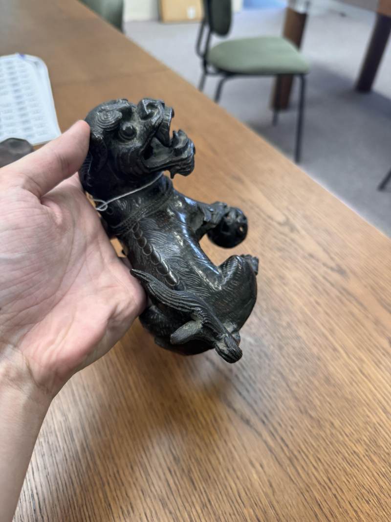 明 銅佛獅坐像 | A Chinese bronze figure of a lion dog, Ming dynasty - 图10