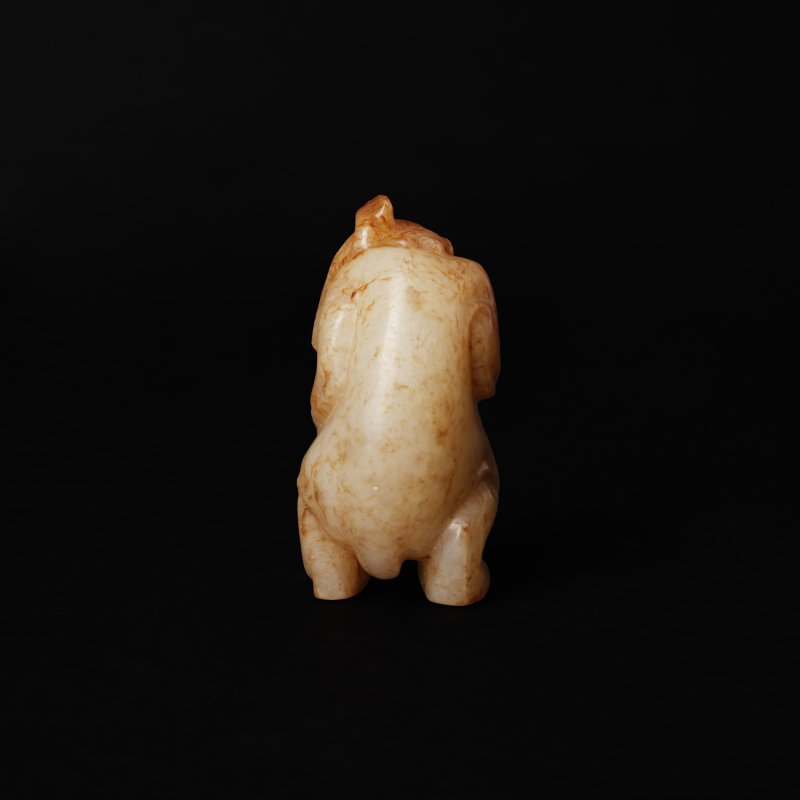 晚清 青白玉帶皮雕立熊把件 | A Chinese celadon and russet jade figure of a standing bear, late Qing dynasty - 图2