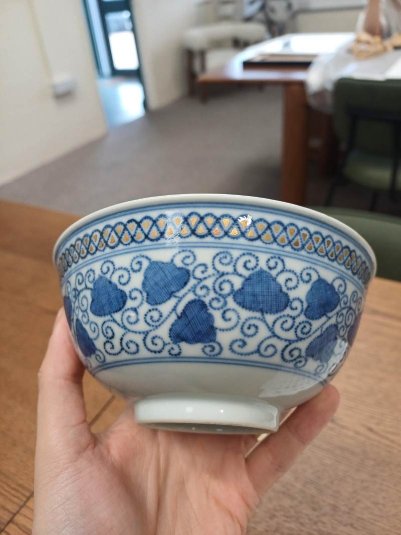 二十世紀 青花描金纏枝花卉紋盌 《彩秀堂製》款 | A Chinese blue and white gilt-decorated bowl, 20th century, Caixiutang mark - 图8