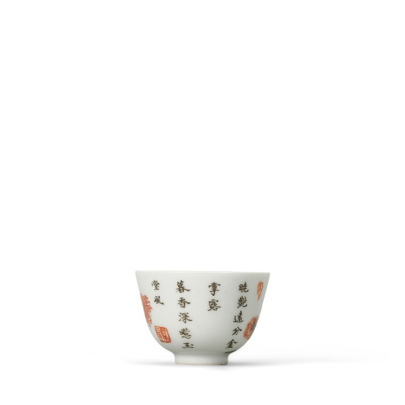 清康熙 五彩詩文花卉紋小杯 | A SMALL INSCRIBED WUCAI 'FLORAL' CUP - 图2