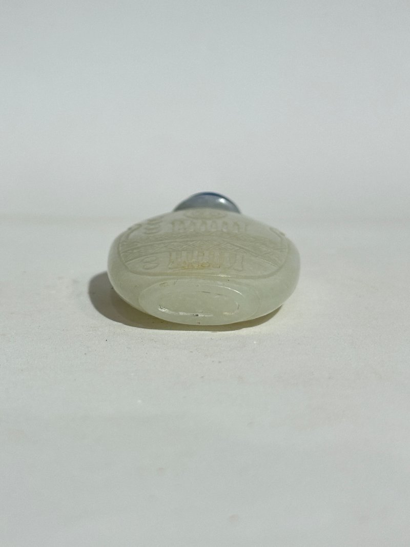 十九 白玉⌈琴瑟包袱⌋紋樣鼻煙壺 | A WHITE JADE 'ZITHER' SNUFF BOTTLE - 图5
