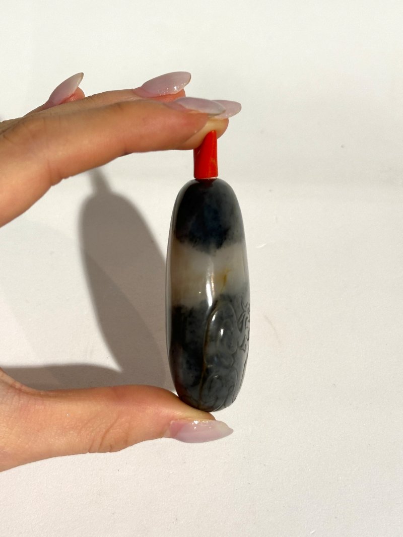 清十九世紀 黑白玉卵龍紋鼻煙壺 | A BLACK AND WHITE JADE PEBBLE 'DRAGON' SNUFF BOTTLE - 图4