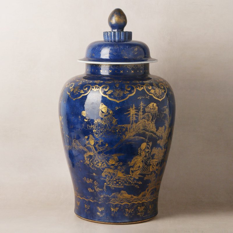 清康熙 灑藍釉描金狩獵圖蓋罐 | Santos Collection | A very large Chinese powder-blue gilt-decorated jar and cover, Qing dynasty, Kangxi period - 图1