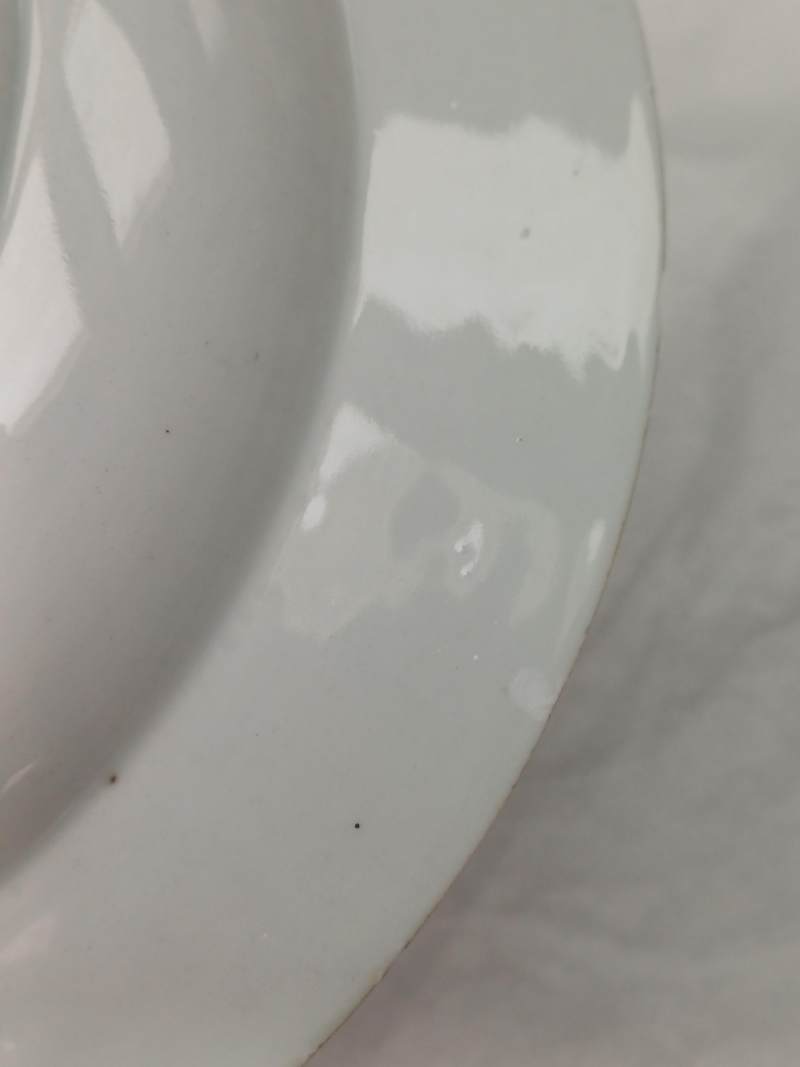 清乾隆 約1745年 粉彩紋章圖盤一組四件 | Four fine and rare Chinese export armorial soup bowls, Qing Dynasty, Qianlong Period, circa 1745 - 图14