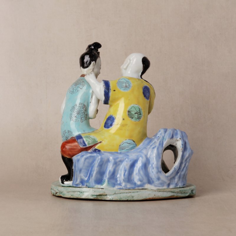 清乾隆 粉彩人物坐像擺件 | Santos Collection | A fine Chinese export famille-rose figure of a seated man and lady, Qing dynasty, Qianlong period - 图3