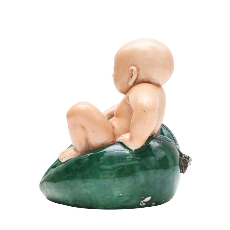 民國 粉彩童子獻壽像 | A Chinese famille-rose 'boy and peach' figure, Republic period - 图3