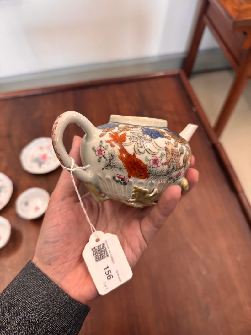 清雍正 粉彩魚藻紋蓋壼 | Santos Collection | A Chinese export famille-rose 'fish pond' teapot, Qing dynasty, Yongzheng period - 图11