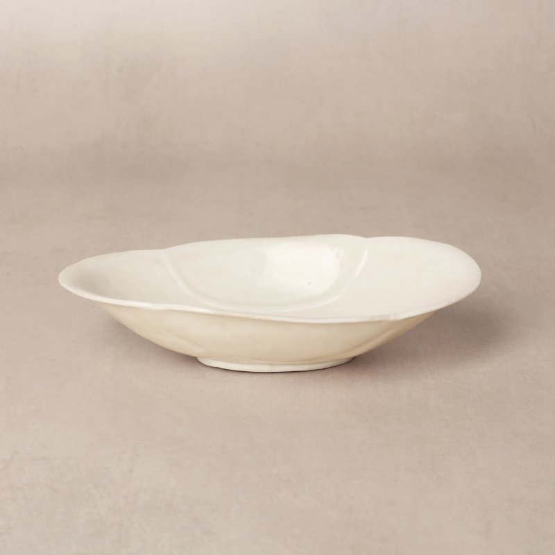 唐至宋 定窯白釉海棠式游魚紋盌 | A rare Chinese Ding quatrefoil 'fish' bowl, Tang-Song dynasty - 图3