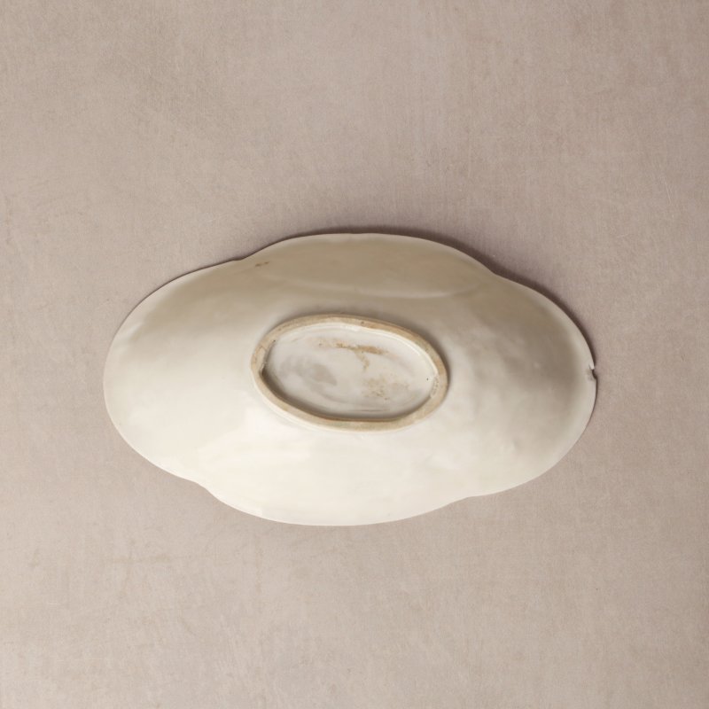 唐至宋 定窯白釉海棠式游魚紋盌 | A rare Chinese Ding quatrefoil 'fish' bowl, Tang-Song dynasty - 图2