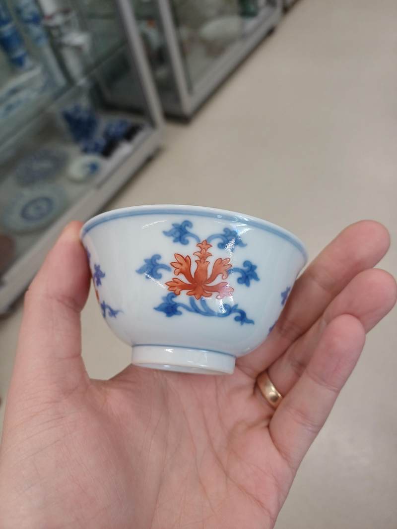 十九/二十世紀 青花礬紅折枝番蓮紋盃 《大清乾隆年製》款 | A Chinese blue and white and copper-red 'Indian lotus' cup, 19th/20th century - 图6